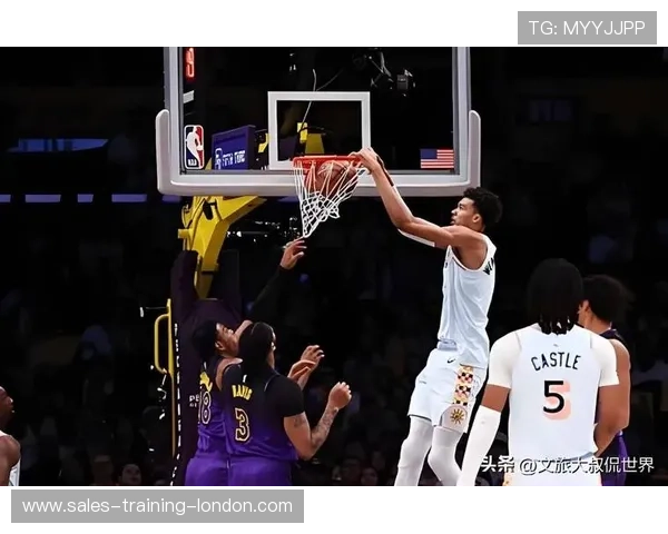 [NBA]里夫斯中场抢断反击 勾手上篮命中2+1.